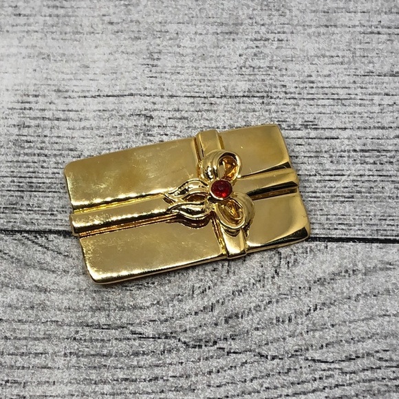 Vintage/retro gold tone gift wrap brooch statement signed - Picture 2 of 6
